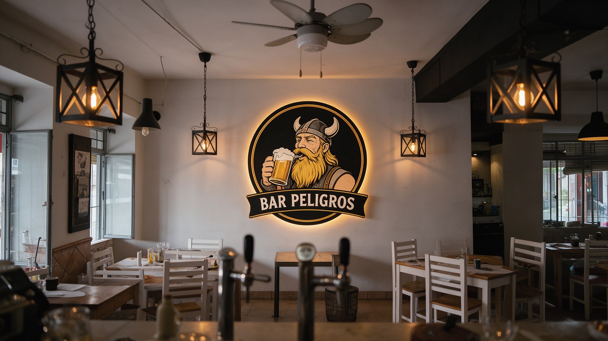 Emblema circular de Bar Peligros con guerrero vikingo y jarra de cerveza